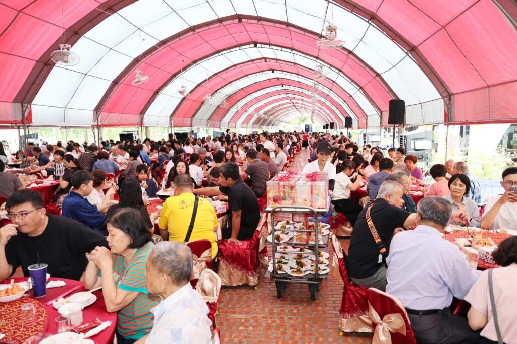 「2025台南總舖師四季辦桌-春季場」在德元埤荷蘭村盛大開席，台南市長黃偉哲親自到現場與100桌民眾共同揭曉春季饗宴菜單，並大快朵頤。