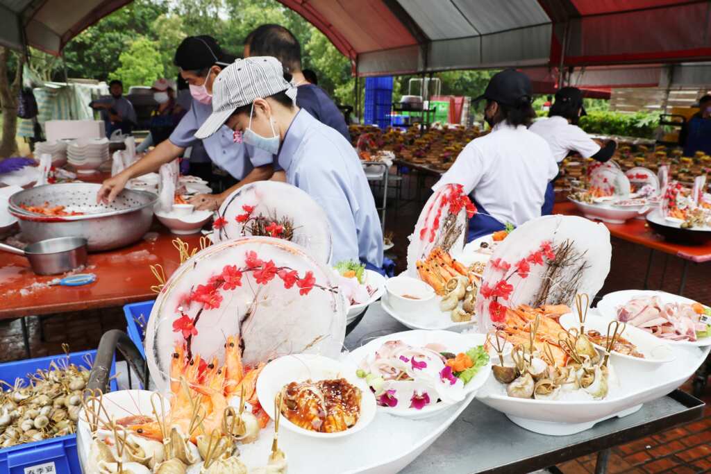 總舖師所準備的每一道佳餚皆融合逾25年的辦桌經驗與創意巧思，無論視覺還是味覺，皆為參與民眾帶來滿滿驚喜與感動。