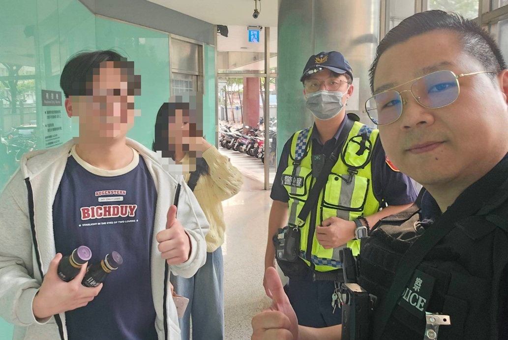 ▲圖說:繼中所員警協助聯繫銀行,解決提款卡問題,兩位越籍生開心與員警合影 (圖/台中市政府 提供)