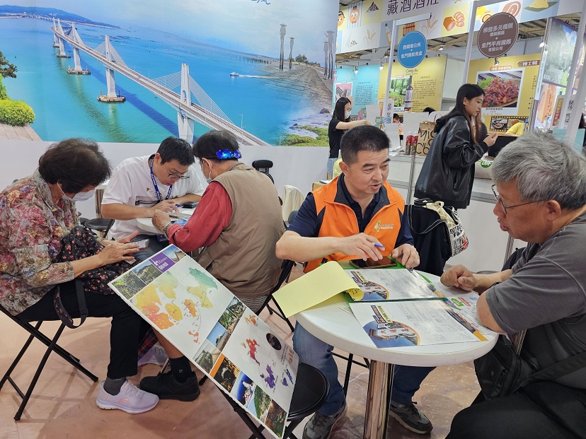 ▲金門館觀展人潮絡繹不絕。