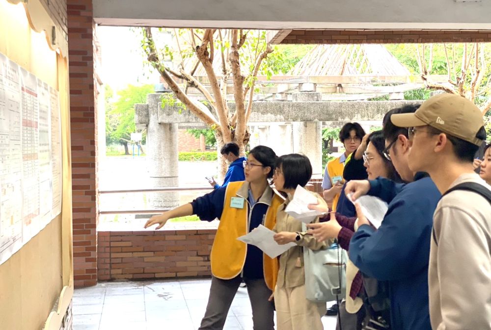 《圖說》新北市公立高中職教師聯合甄選初試登場,考生確定自己的試場位置準備應試。〈教育局提供〉