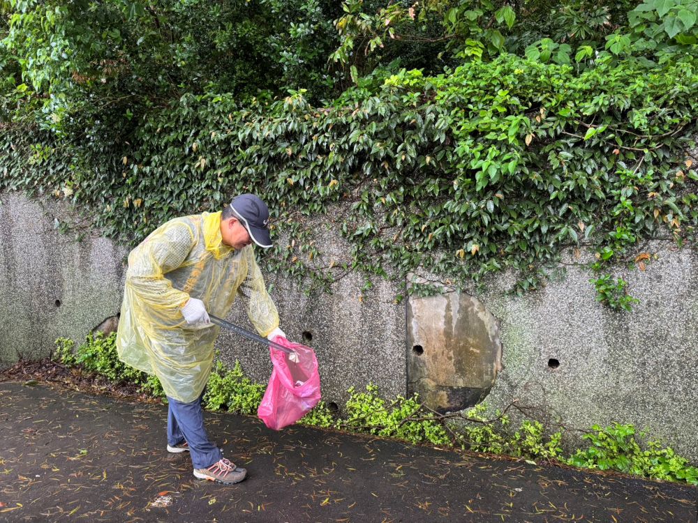《圖說》台電人身體力行,遠離冷氣房,展現節能減碳的精神,開心淨山,珍愛地球。〈北西區處提供〉
