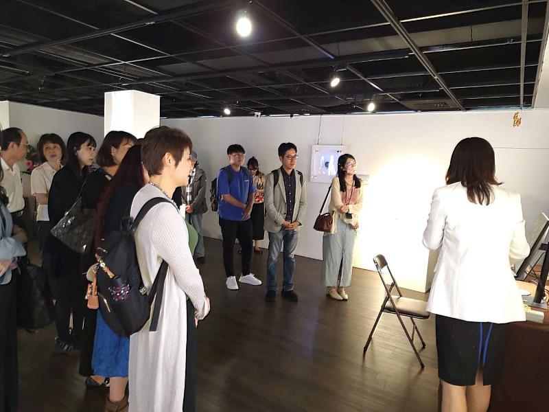 文化藝廊曹筱玥、鄭世安雙個展精彩登場!邱臣遠代理市長邀市民感受科技與歷史交匯的藝術饗宴 36 文化部藝發司長周雅菁聆聽曹筱玥老師導覽M