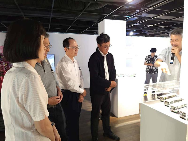 文化藝廊曹筱玥、鄭世安雙個展精彩登場!邱臣遠代理市長邀市民感受科技與歷史交匯的藝術饗宴 37 00400091.202504251093728058M