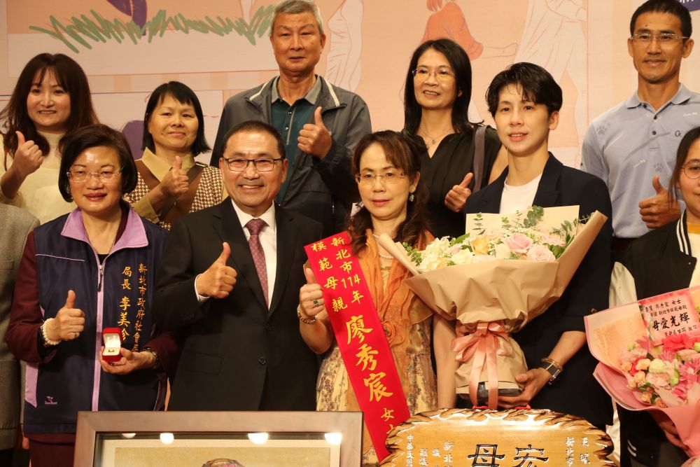 《圖說》侯友宜表揚鶯歌區廖秀宸，右為她的女兒林郁婷 。〈社會局提供〉 