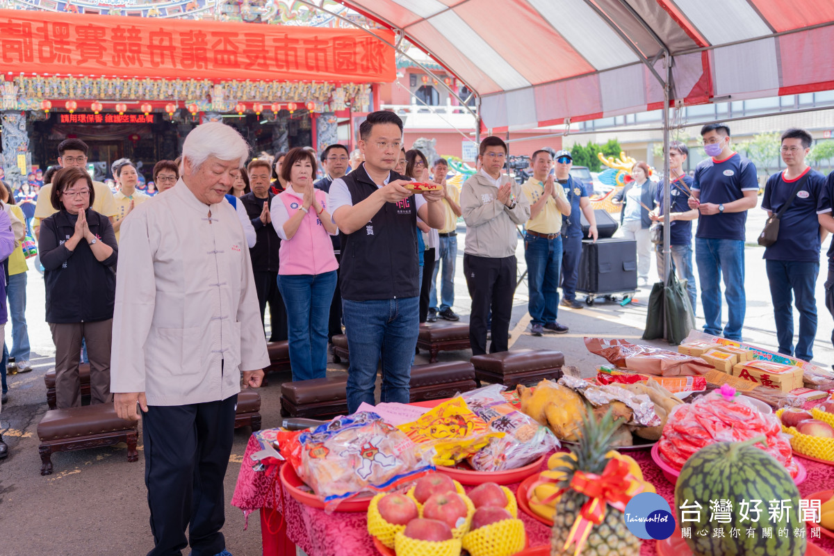 蘇副市長和貴賓一同祭拜。