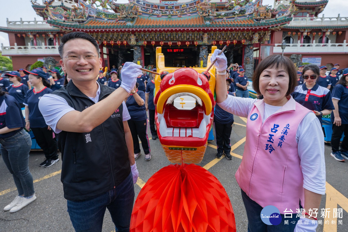 蘇副市長和呂玉玲委員進行龍舟點睛儀式。