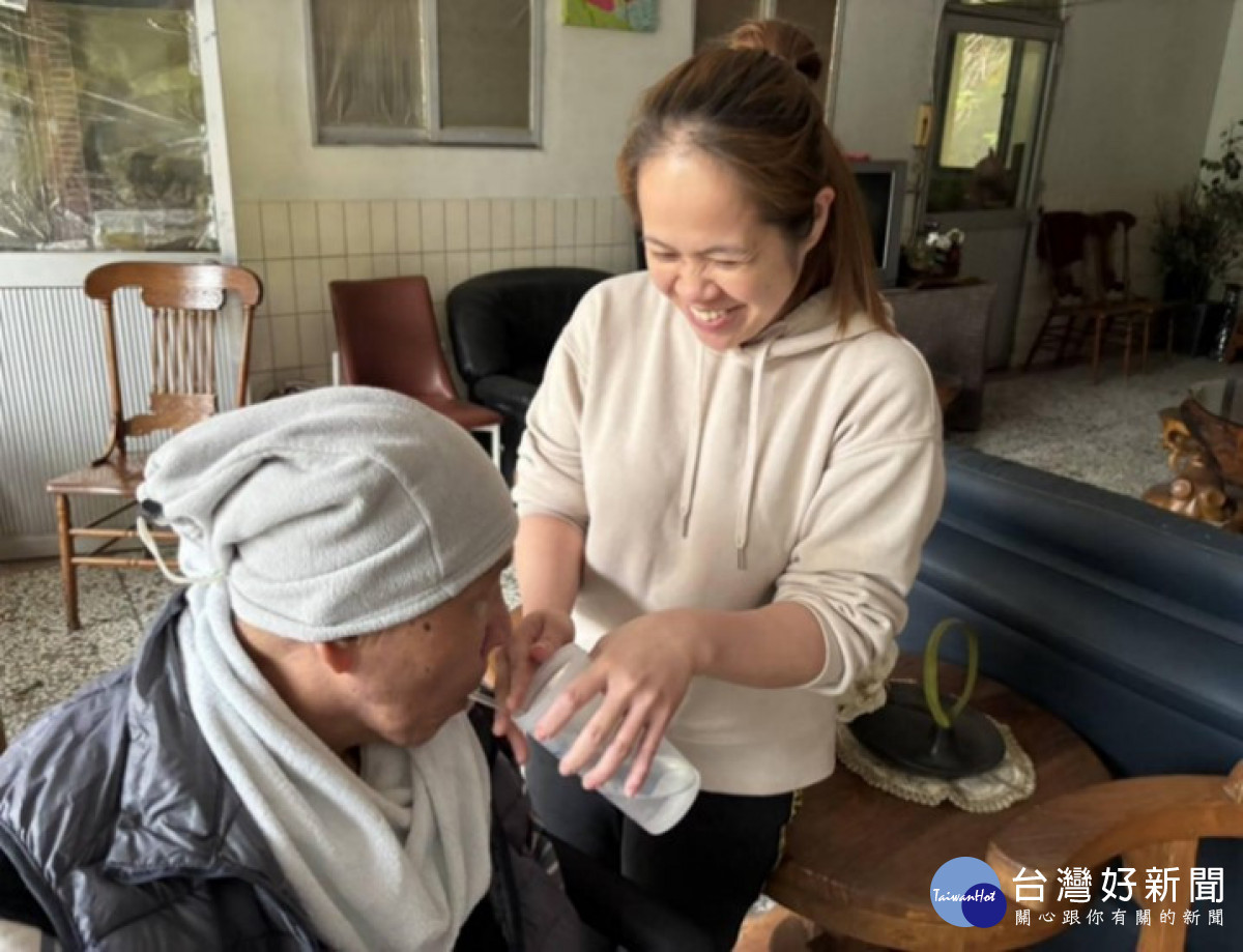 來自菲律賓的模範移工米希爾女士接受表揚，肯定她在長照領域的溫柔與堅持。