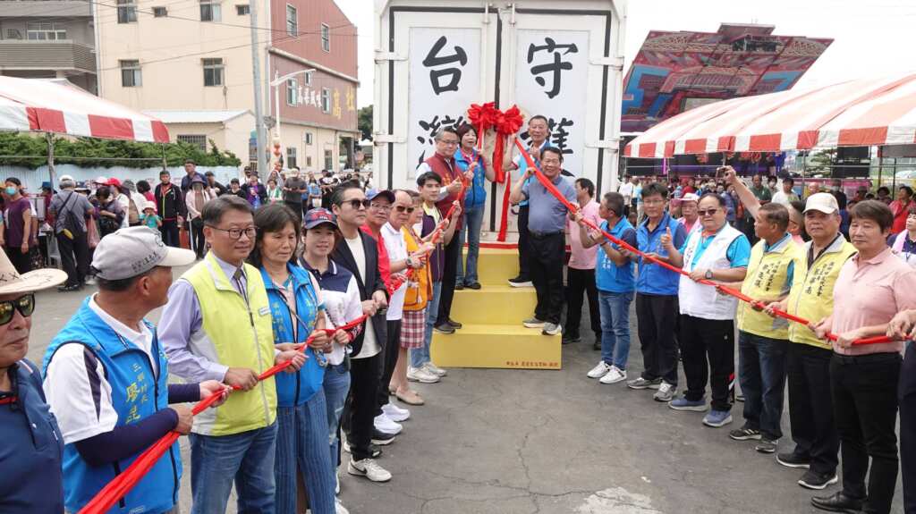 ▲為關懷弱勢族群,台灣護聖宮(玻璃媽祖廟)結合溪州鄉公所、水尾村震威宮等單位,今日在震威宮舉辦「40呎貨櫃送愛到溪州鄉」愛心物資捐贈活動。(記者林明佑攝)