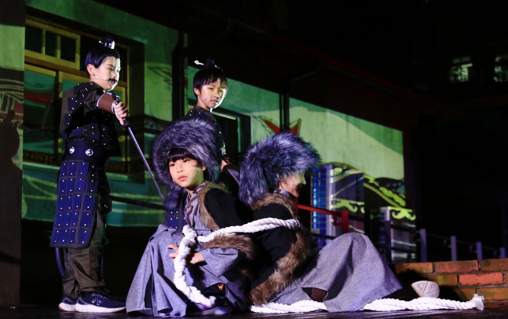 ▲年巡演以全新改編的《花木蘭》音樂劇為主軸，不僅是一場精彩的藝術饗宴，更是一個讓孩子學習英語、邁向成長、展現自我風采的重要舞台。(圖/業者提供)