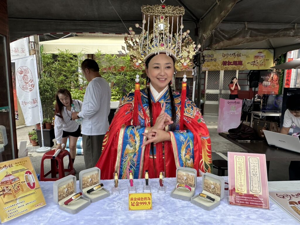 媽祖也防詐!正版黃金符令手鍊上市 林衣倩攜手丁力騏、朱九等「戲說」眾星助陣:戴媽祖,心安啦 47 林衣倩在「戲說」戲裡扮相媽祖,今日戲外更現身呼籲反詐騙