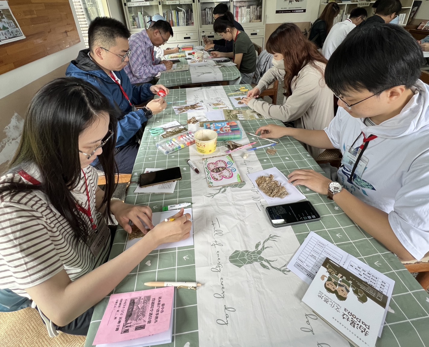圖 利用-樹皮布-進行明信片拼貼-拼出彼此的緣分 記者王偉翻攝