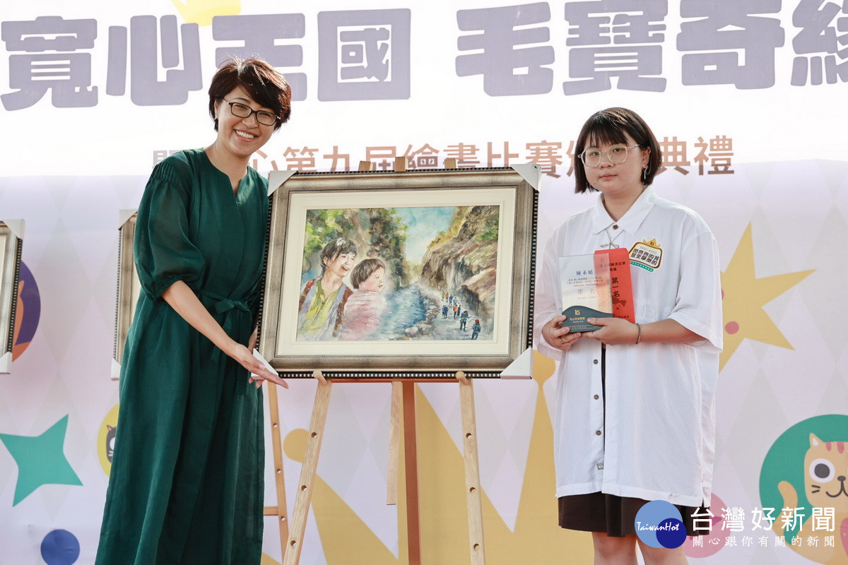 許淑華縣長為繪畫賽優勝頒獎。（縣府提供）