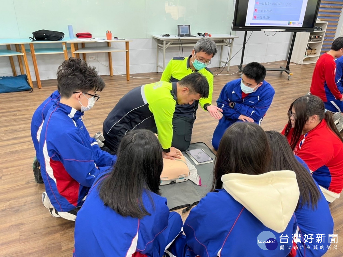 實際操作讓同學們了解急救重要性。