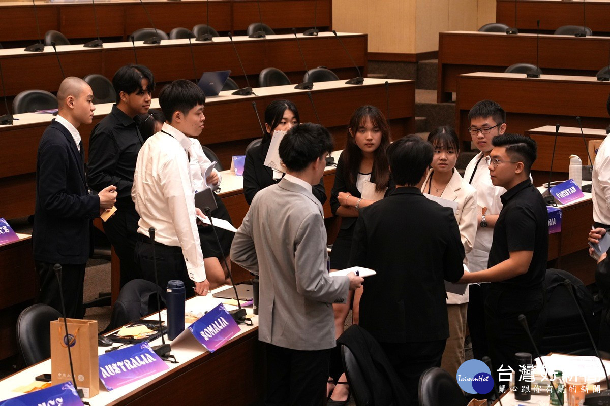 各國代表在中原大學模擬聯合國會議中，針對決議草案積極協商，展現青年學子國際對話實力。