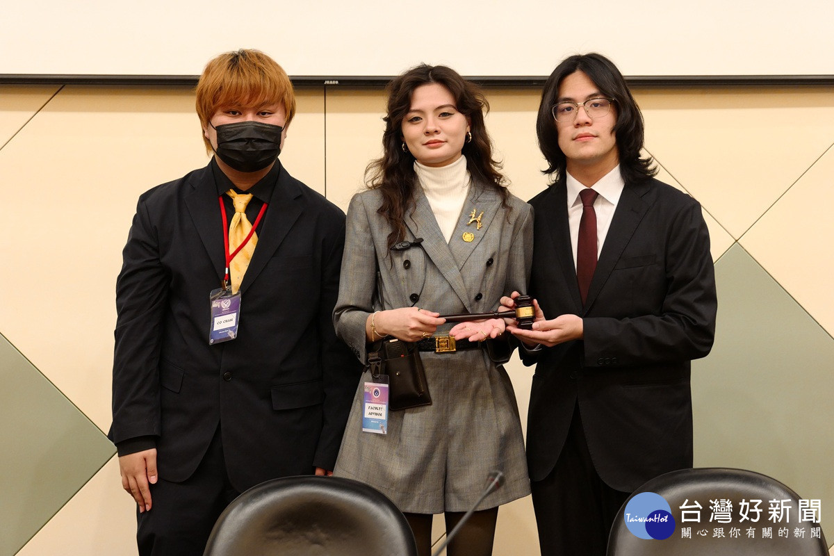 學術長與第三委員會主席團於CYCUMUN 2025會議中進行交接儀式，象徵責任傳承與使命延續。