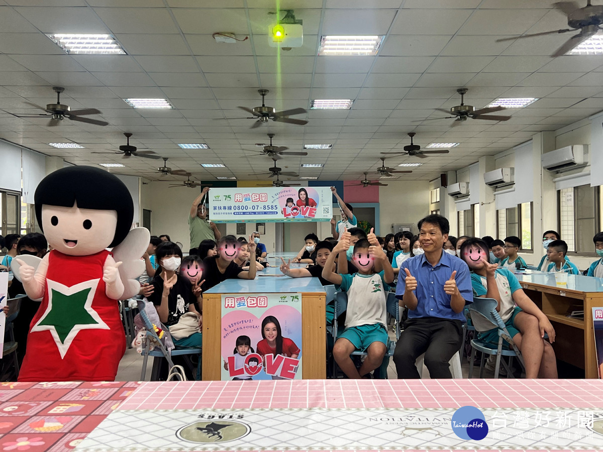 南台南家扶前往多所國小進行校園巡迴兒保宣導。