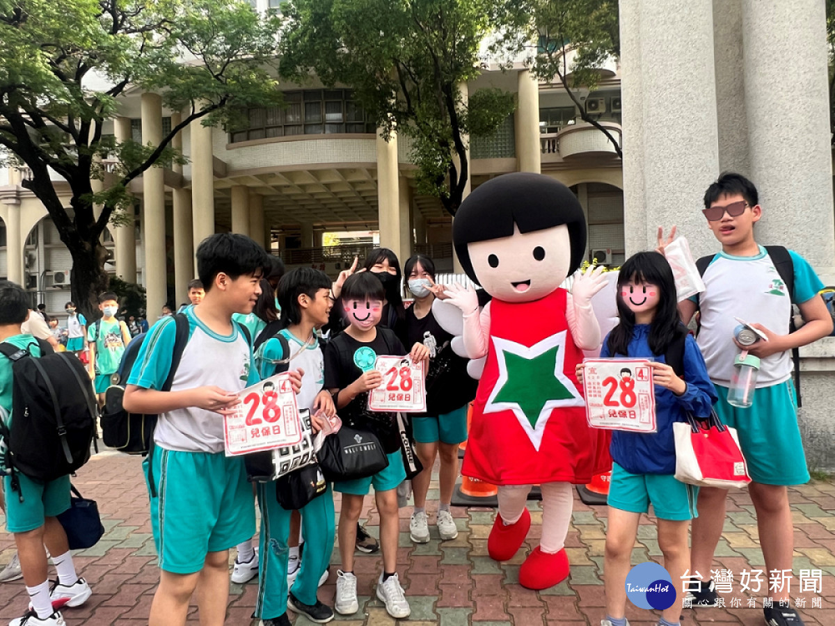 南台南家扶前往多所國小進行校園巡迴兒保宣導。
