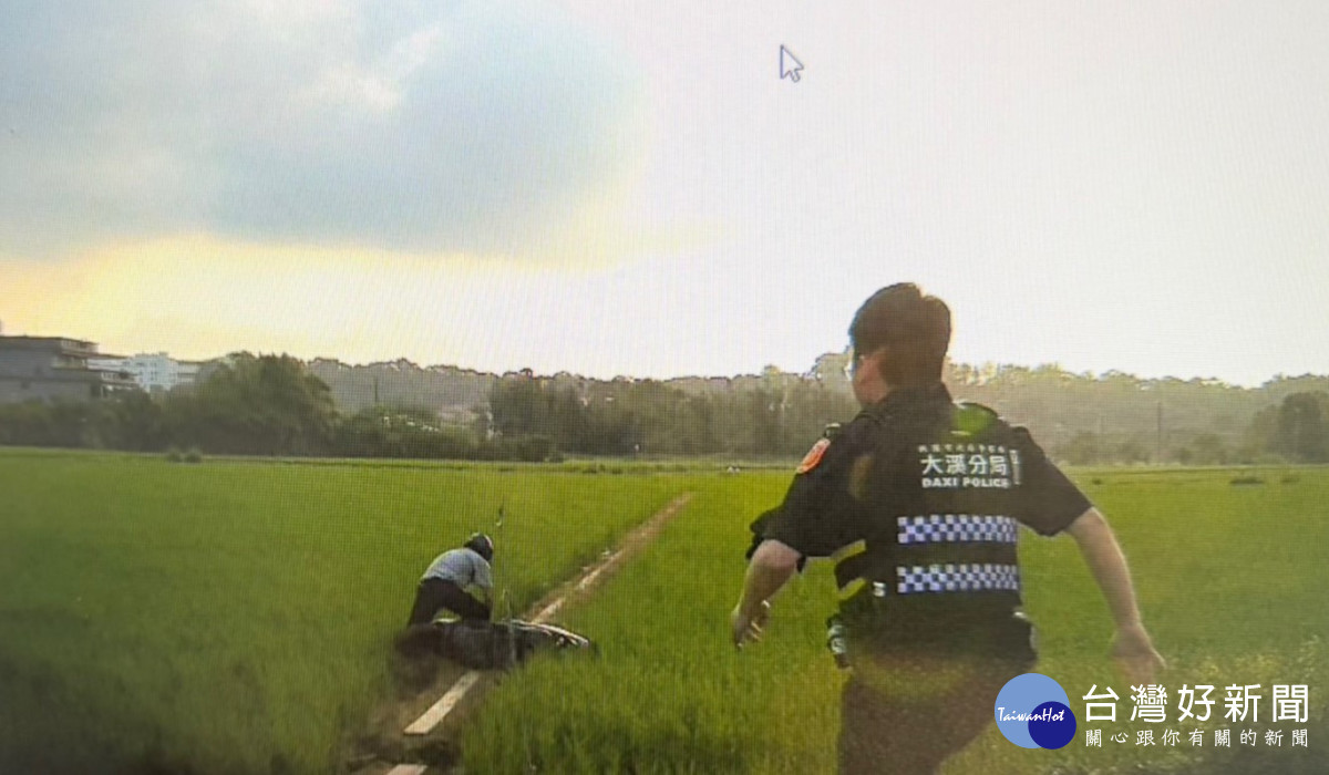 通緝犯逃逸翻車秒被逮。