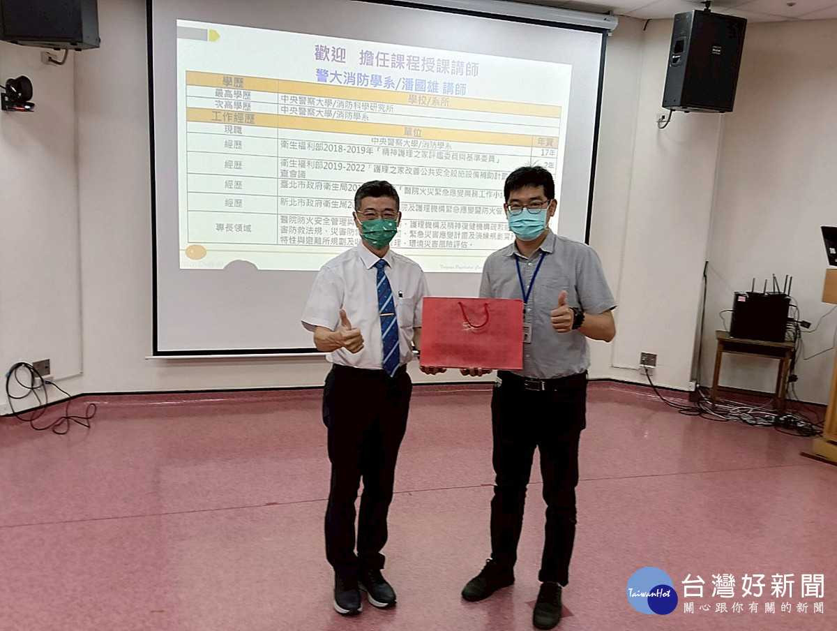 桃療秘書黃郁然對潘國雄老師(左)表達謝意。(桃療提供)