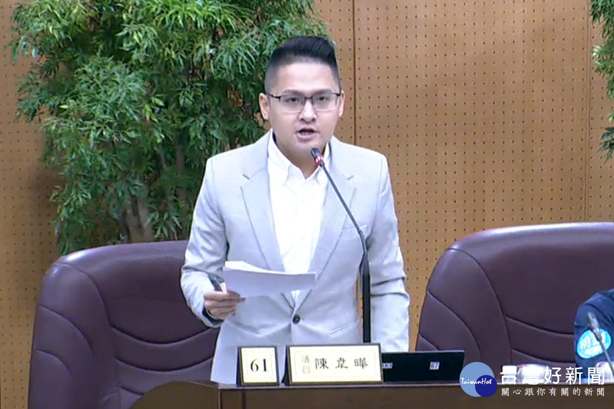 桃園市議員陳韋曄於議事堂進行質詢。