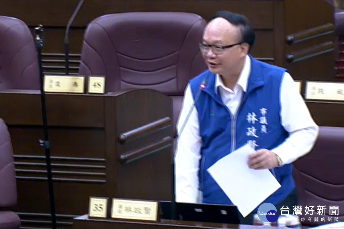 桃園市議員林政賢於議事堂進行質詢。