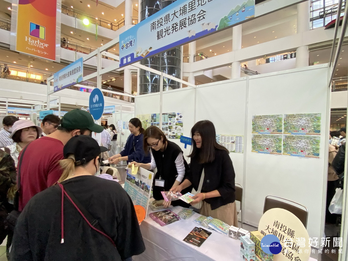 南投業者向日本民眾介紹南投之美。(縣府提供)