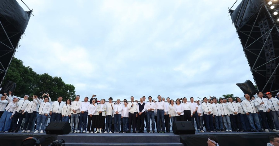 圖/中國國民黨426集會抗議,與民進黨419分庭抗禮,雖然許多訴求邏輯讓人詫異,對藍營卻是政治正確。(翻攝自朱立倫臉書)