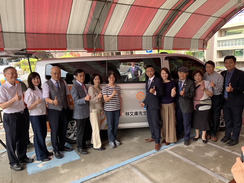 林文庫先生遺愛捐贈交通接送福祉車給陽明醫院幫助市民,讓這份深刻故事,化為具體行動,讓愛延續下去。(圖/記者陳惲朋攝)