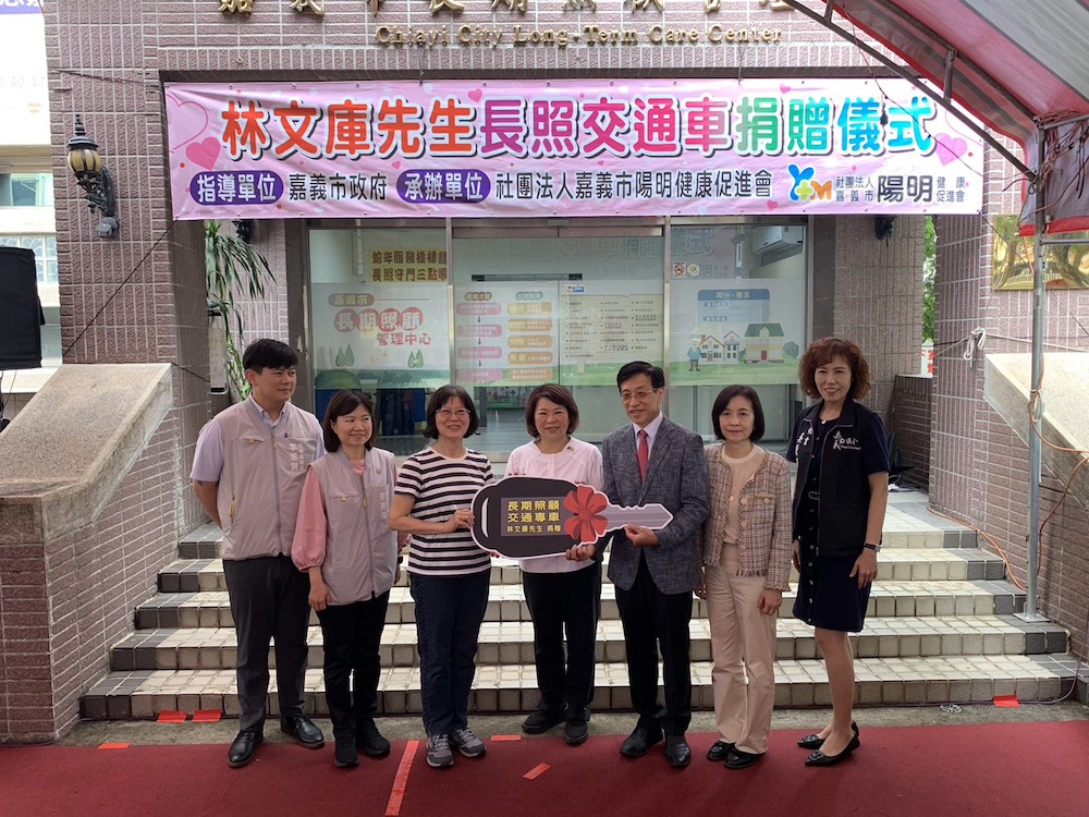 林文平主任代為捐贈一輛交通接送福祉車給陽明醫院，幫助市民讓愛延續。（圖/記者陳惲朋攝）