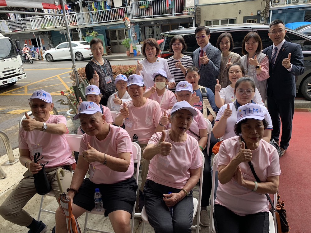 黃敏惠市長及貴賓們親切的與長照長輩們合影。（圖/記者陳惲朋攝）