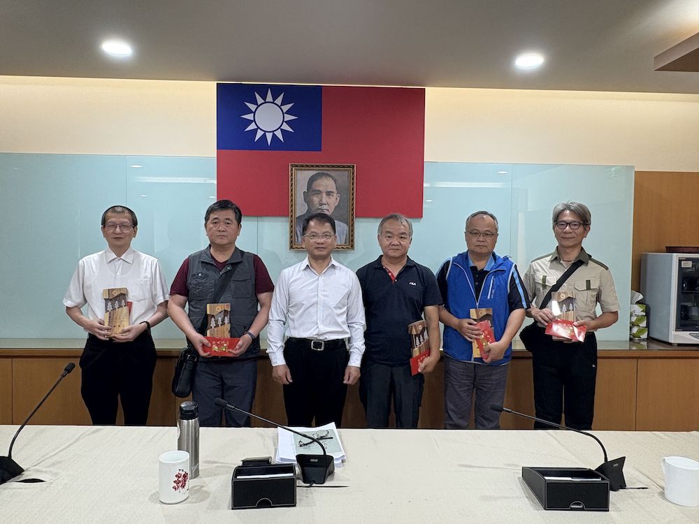 林業保育署嘉義分署李定忠分署長(左三)28日表揚114年模範勞工。(圖/嘉義分署提供)