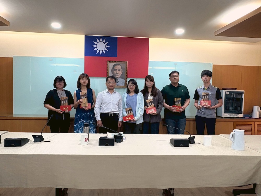 李定忠分署長（左三）公開表揚工作績優人員獎。（圖/嘉義分署提供）