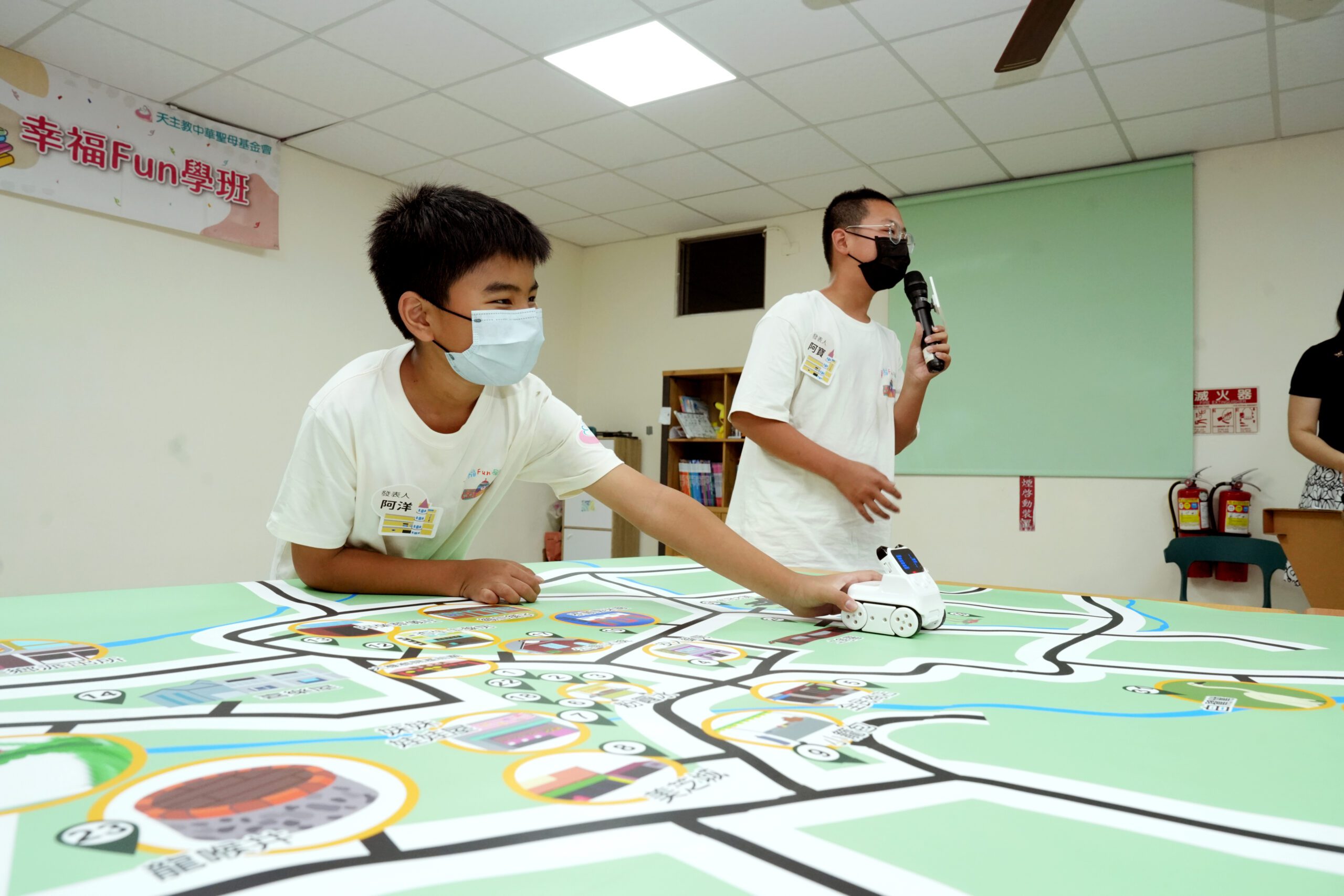 中華聖母基金會課輔班成果展 偏鄉孩子手繪地圖挑戰機器人