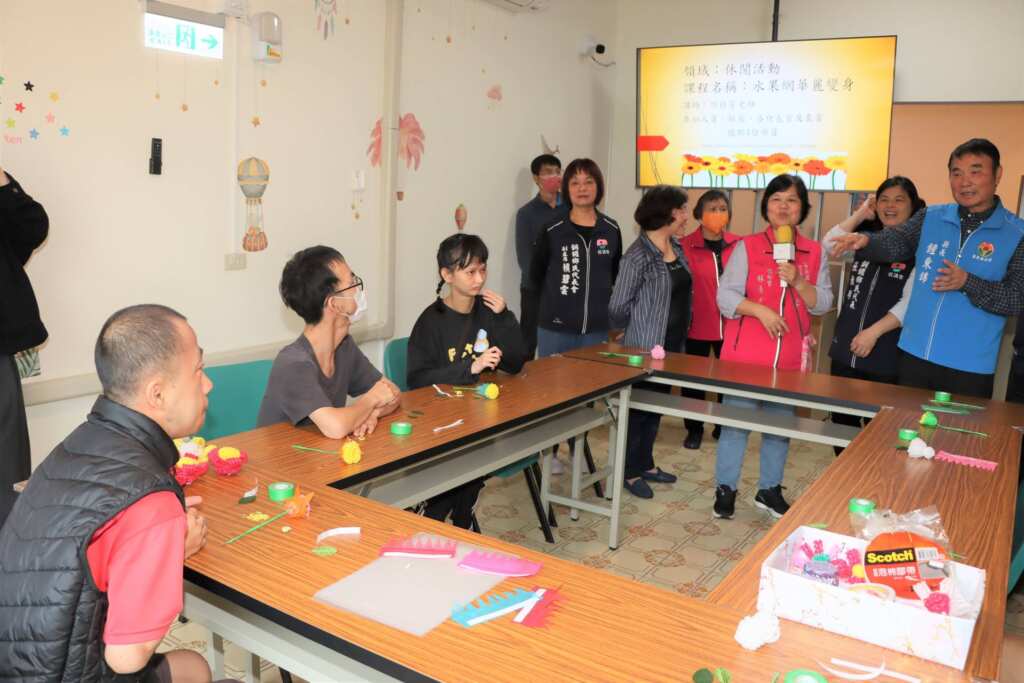 ▲苗栗縣長鍾東錦參觀據點身障者的休閒活動。（苗栗縣政府提供）