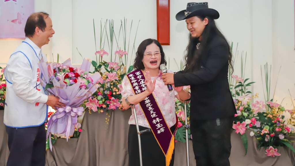 ▲院方特別安排院長兒子獻花祝福。（喜樂保育院提供）