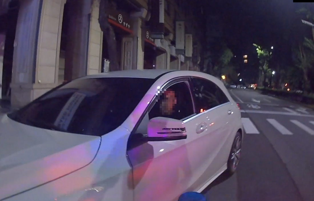▲圖說:自小客車駕駛未繫安全帶且開進機車紅燈停等區,員警見狀上前攔查 (圖/台中市政府 提供)