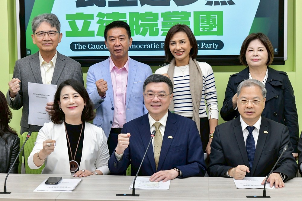藍白盯補貼台電1千億 卓榮泰:產業界擔心電價調整、關稅雙重衝擊 240 藍白盯補貼台電1千億 卓榮泰:產業界擔心電價調整、關稅雙重衝擊 239