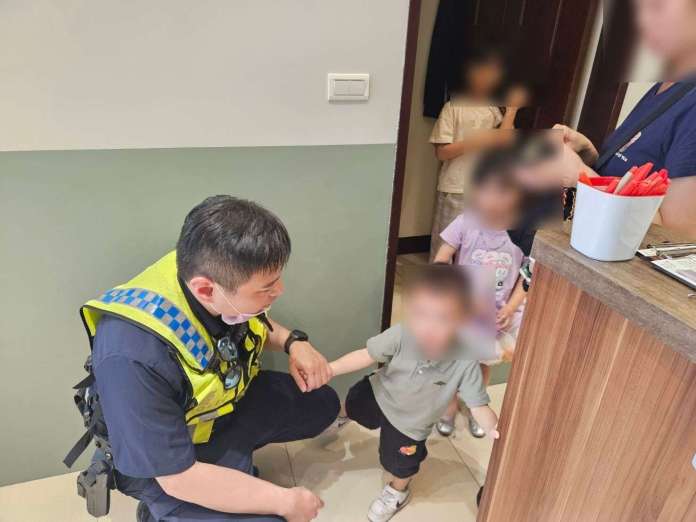 2歲童逛米干節走失急哭 平鎮暖警及時伸援 72 594022 0