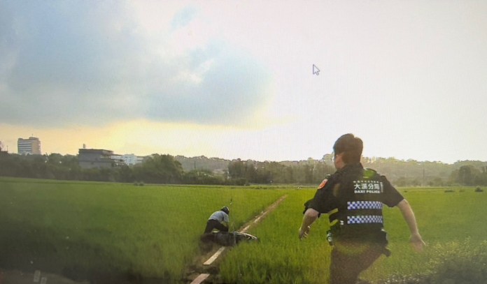 竊盜通緝犯遇警加速逃 下秒「犁田」狼狽落網 74 S 255623171