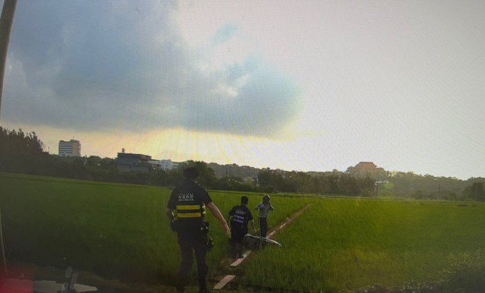 竊盜通緝犯遇警加速逃 下秒「犁田」狼狽落網 75 S 255623172
