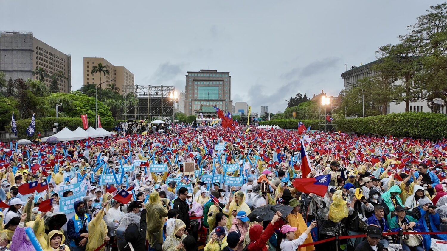 國民黨發起426「反綠共、戰獨裁，凱道一起站出來！」大遊行活動，現場吸引超過25萬民眾到場參與，表達心聲。(圖／葛如鈞國會辦公室)