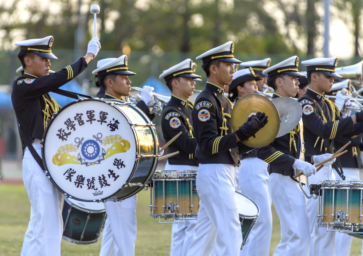 ▲海軍官校學校學生鼓號樂隊以整齊劃一的操演、隊形變化,向所有選手致上最高敬意,也為整場典禮揭開榮耀序曲,點燃賽事熱血氛圍。(記者劉秋菊攝影)