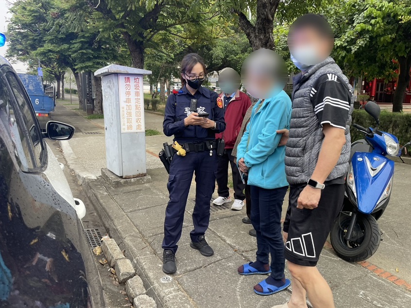 ▲婦人迷路徬徨之際見到熟悉的土地公廟,冥冥中如有神助,前來協助的員警正巧對其名字有印象。