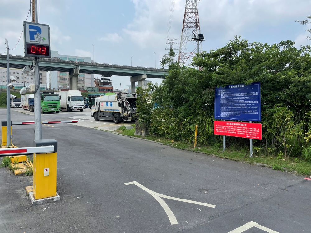 《圖說》停車場於入口明顯處設置河川區域宣導告示,請民眾配合。〈高灘處提供〉