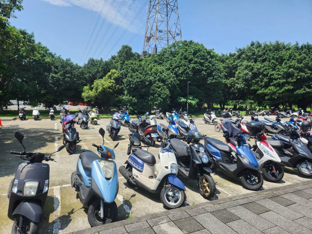 《圖說》新北河濱堤外機車場。〈高灘處提供〉