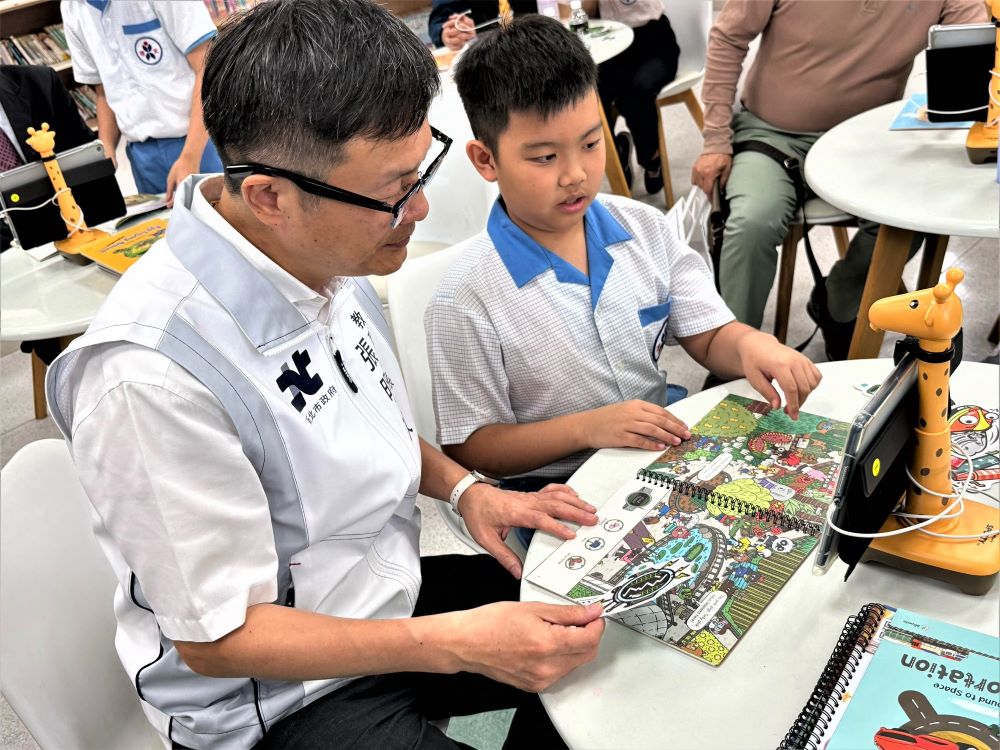 《圖說》教育局長張明文參與文德國小校園閱讀週體驗活動。〈教育局提供〉