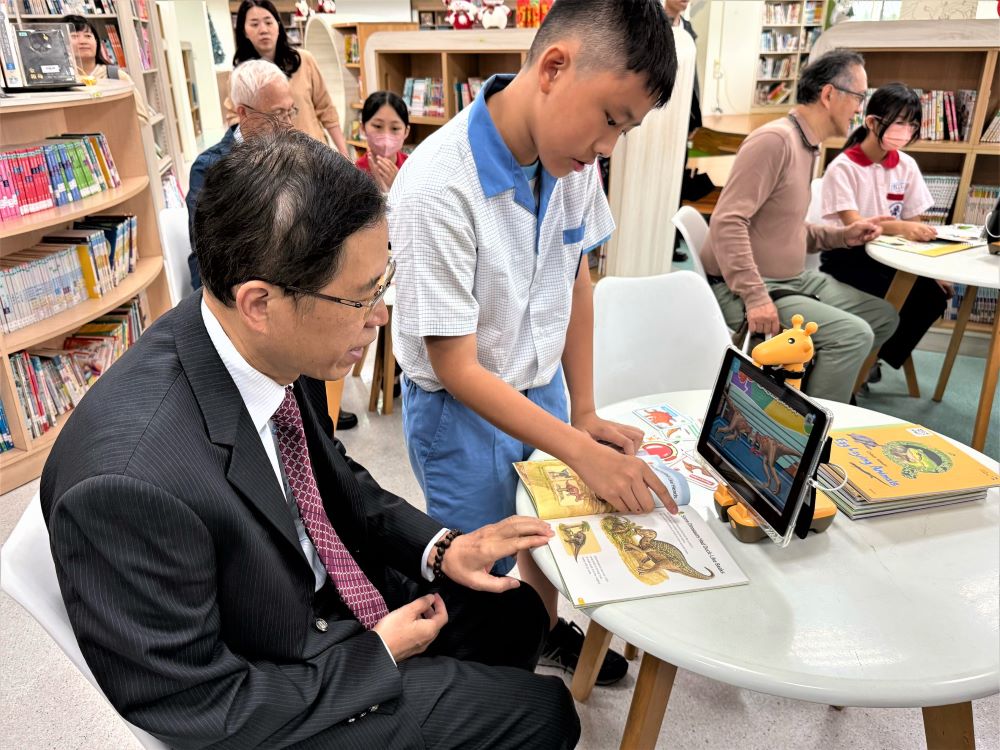 《圖說》臺灣師大宋曜廷副校長參與文德國小校園閱讀週體驗活動。〈教育局提供〉
