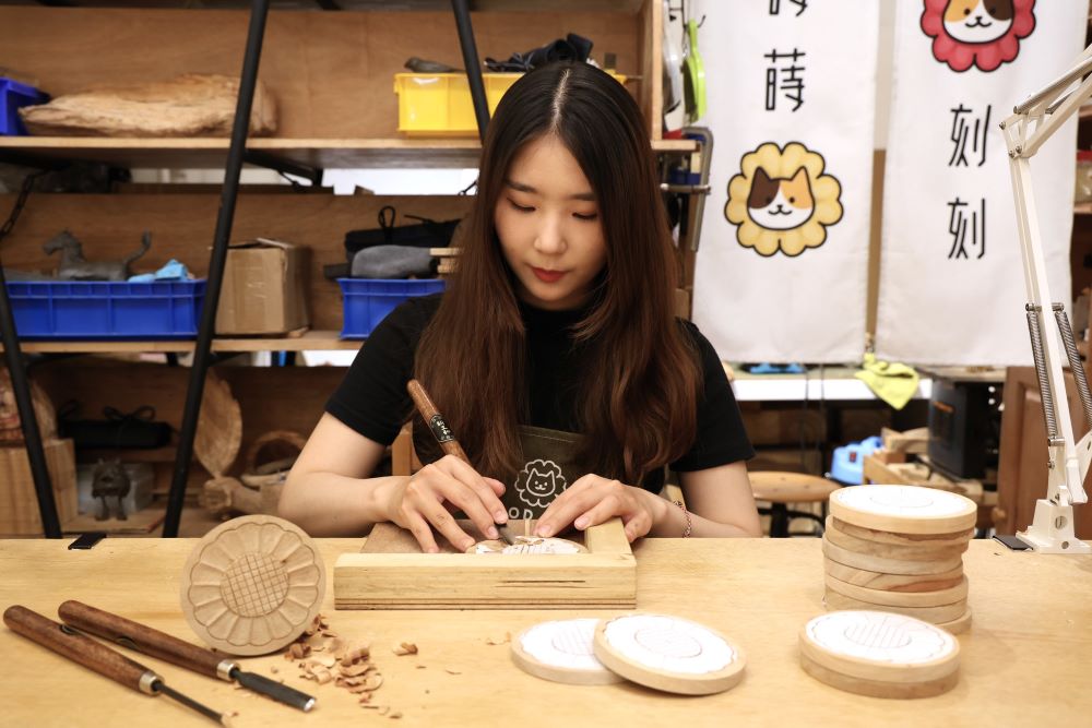 《圖說》「藝時光-三峽漫步」走讀街區外,製作木雕杯墊,體驗古老工藝的獨特魅力。〈陶博館提供〉