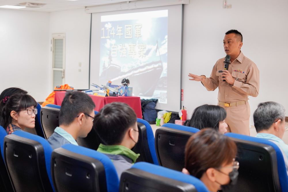 《圖說》海軍一三一艦隊戰隊長何上校以過來人身分， 鼓勵有志青年加入從軍報國的行列。〈社會局提供〉